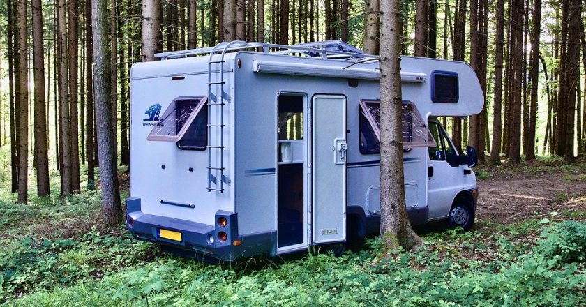 Akcesoria campingu – poznaj potrzebne gadżety kempingowe